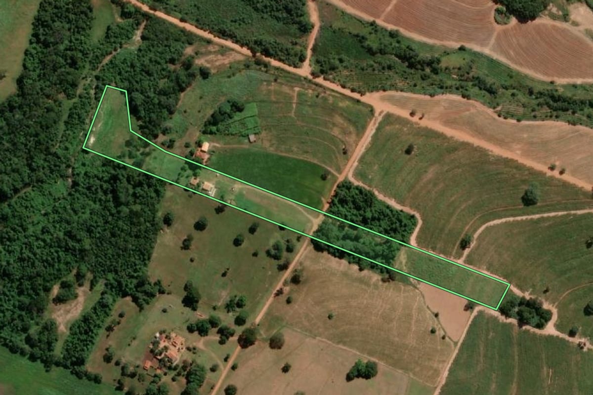 Imagem de satélite do imóvel rural em Santo Antônio do Aracanguá (SP), com o contorno declarado no CAR desenhado por cima.