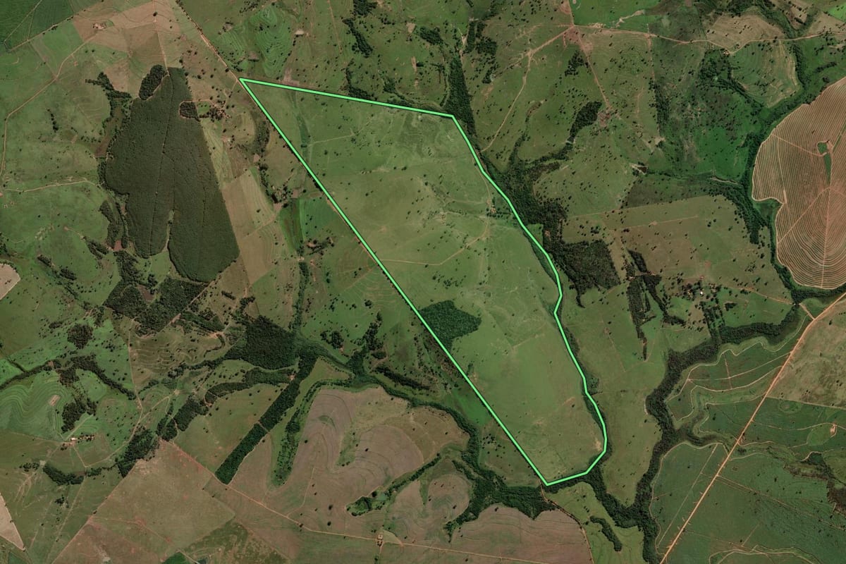 Imagem de satélite do imóvel rural em Santo Antônio do Aracanguá (SP), com o contorno declarado no CAR desenhado por cima.