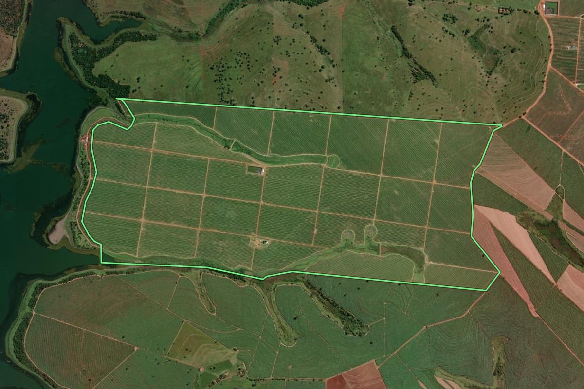 Imagem de satélite do imóvel rural em Santo Antônio do Aracanguá (SP), com o contorno declarado no CAR desenhado por cima.