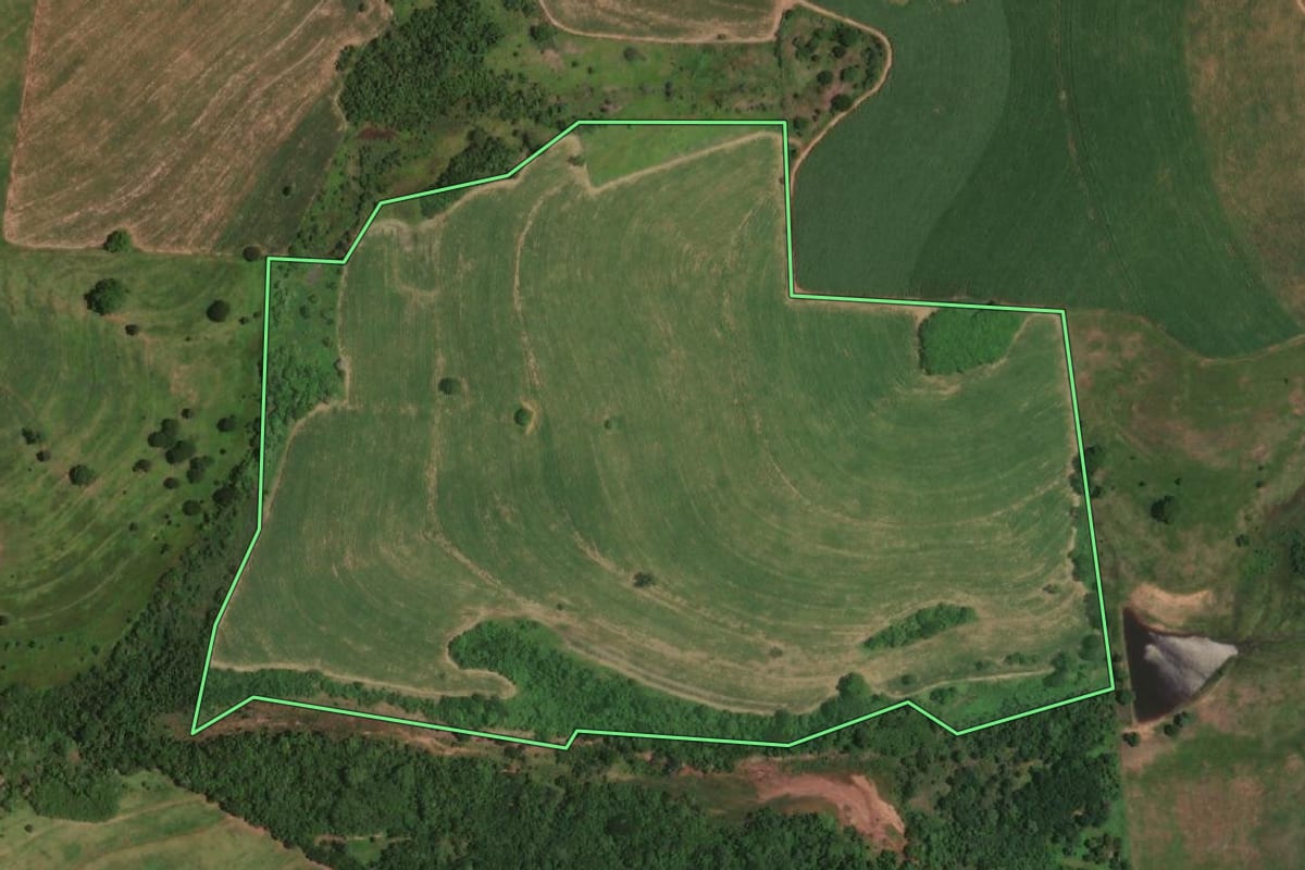 Imagem de satélite do imóvel rural em Santo Antônio do Aracanguá (SP), com o contorno declarado no CAR desenhado por cima.