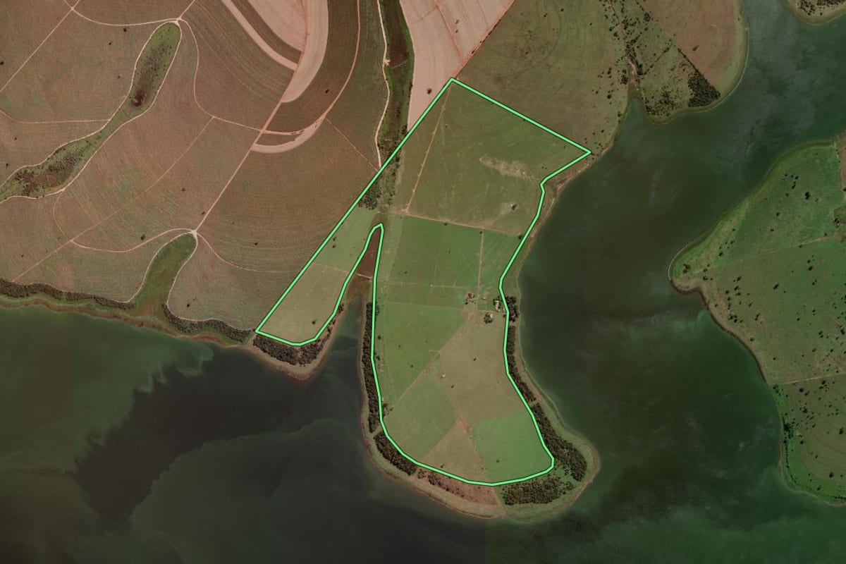 Imagem de satélite do imóvel rural em Santo Antônio do Aracanguá (SP), com o contorno declarado no CAR desenhado por cima.