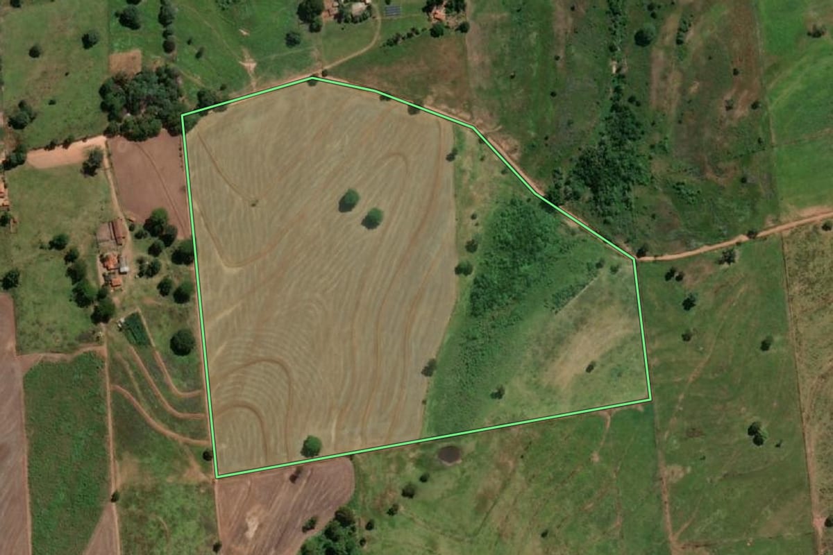 Imagem de satélite do imóvel rural em Santo Antônio do Aracanguá (SP), com o contorno declarado no CAR desenhado por cima.