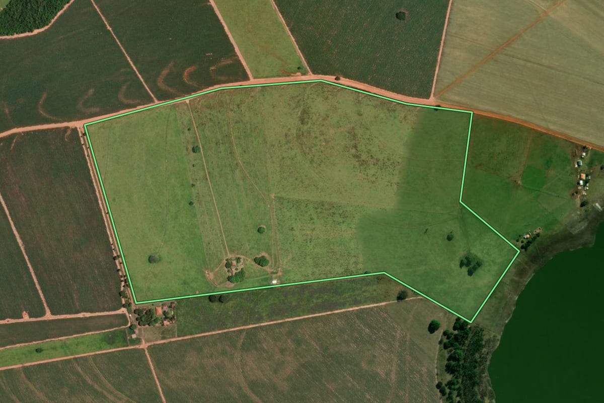 Imagem de satélite do imóvel rural em Santo Antônio do Aracanguá (SP), com o contorno declarado no CAR desenhado por cima.