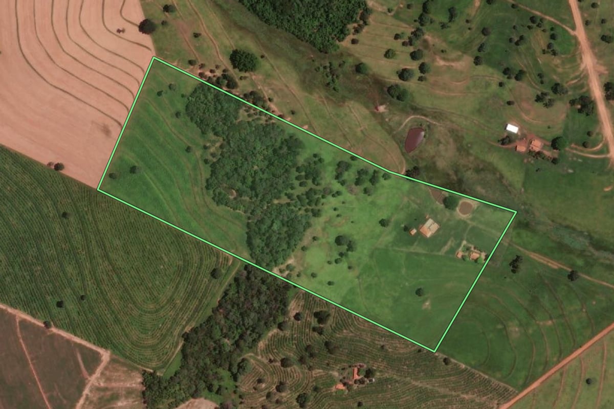 Imagem de satélite do imóvel rural em Santo Antônio do Aracanguá (SP), com o contorno declarado no CAR desenhado por cima.