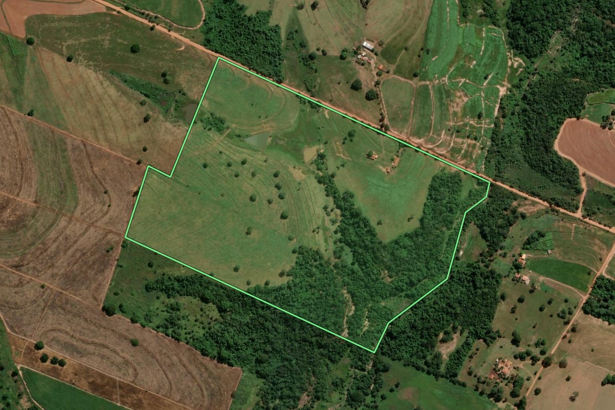 Imagem de satélite do imóvel rural em Santo Antônio do Aracanguá (SP), com o contorno declarado no CAR desenhado por cima.