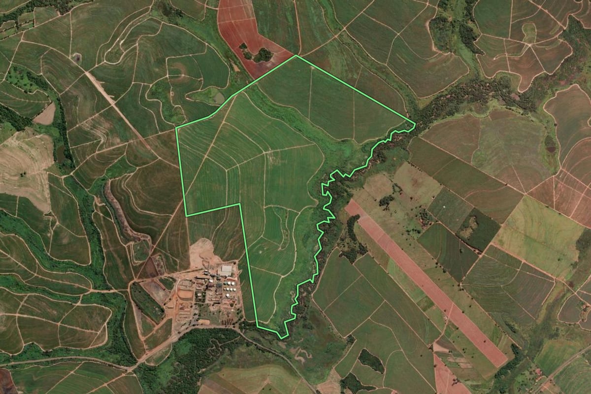 Imagem de satélite do imóvel rural em Santo Antônio do Aracanguá (SP), com o contorno declarado no CAR desenhado por cima.