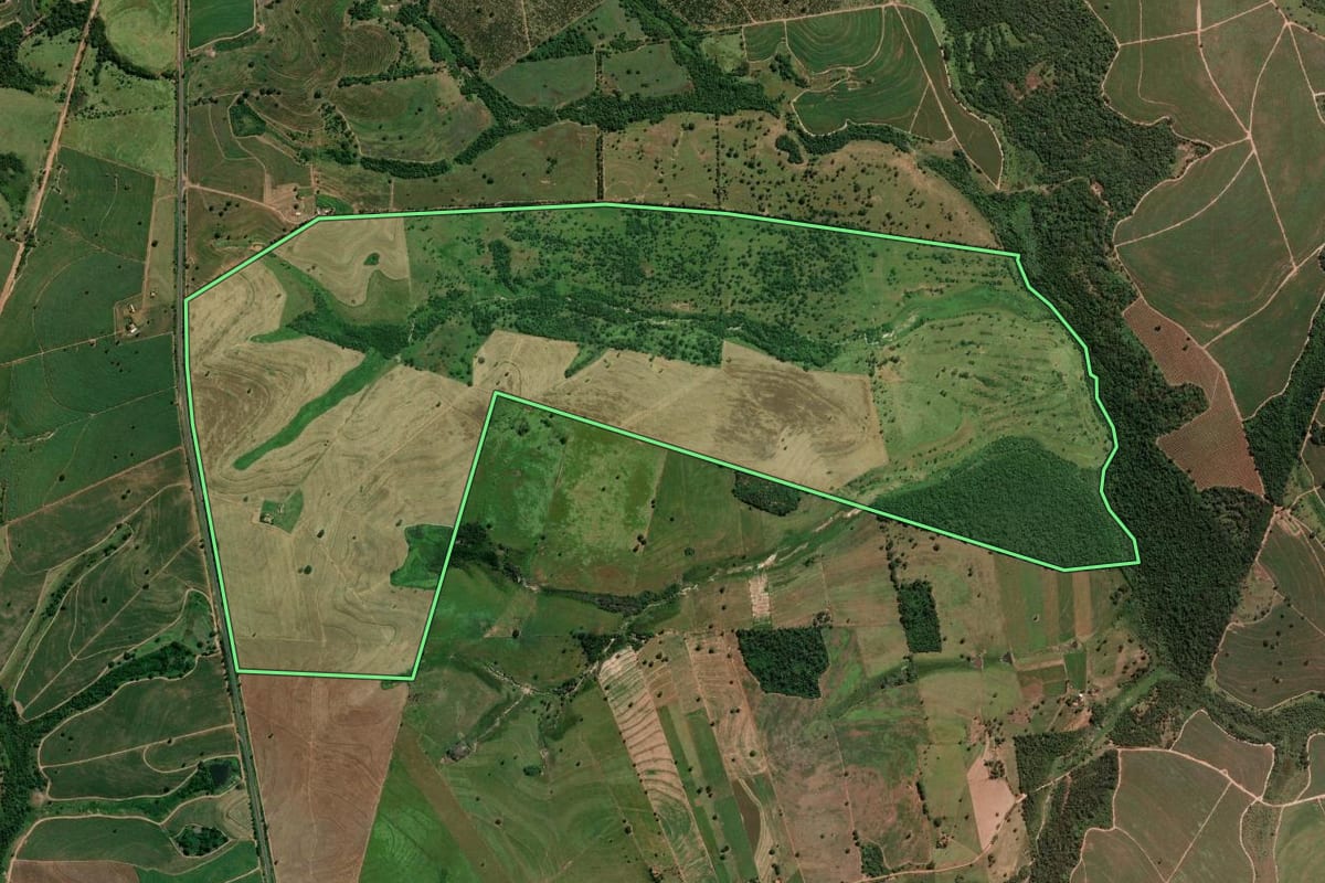 Imagem de satélite do imóvel rural em Santo Antônio do Aracanguá (SP), com o contorno declarado no CAR desenhado por cima.