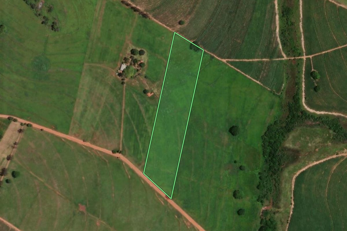 Imagem de satélite do imóvel rural em Santo Antônio do Aracanguá (SP), com o contorno declarado no CAR desenhado por cima.