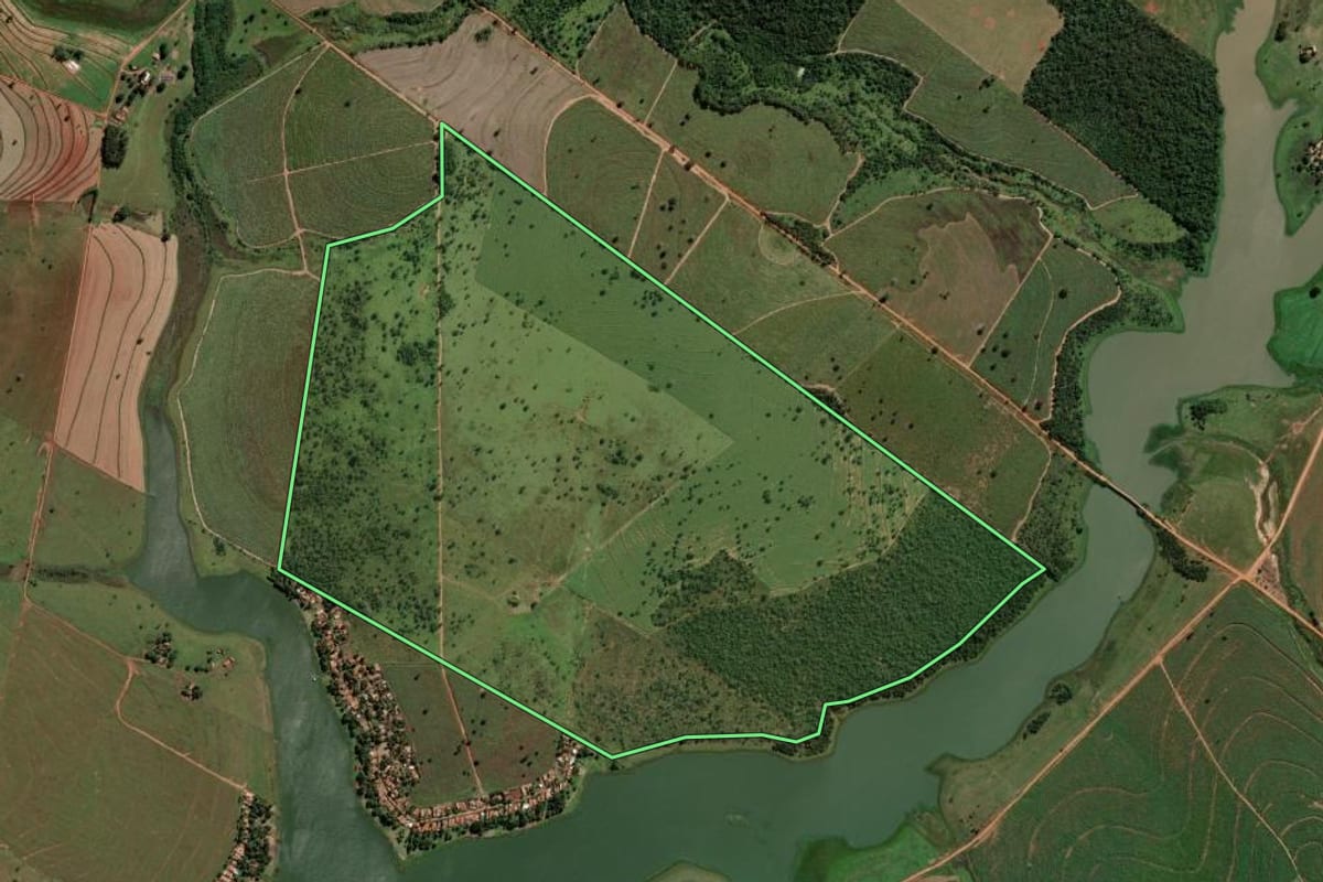 Imagem de satélite do imóvel rural em Santo Antônio do Aracanguá (SP), com o contorno declarado no CAR desenhado por cima.