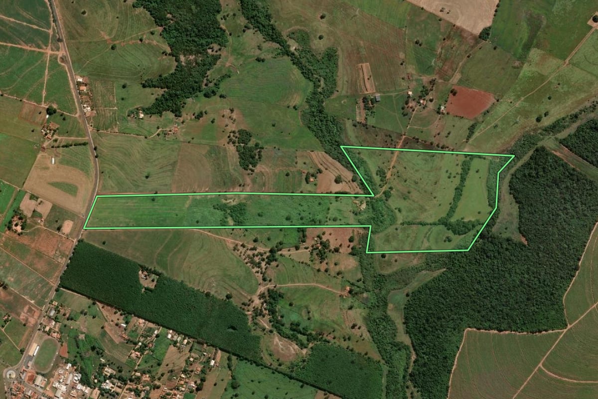 Imagem de satélite do imóvel rural em Santo Antônio do Aracanguá (SP), com o contorno declarado no CAR desenhado por cima.