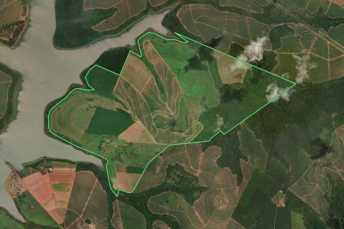Imagem de satélite do imóvel rural em Santo Antônio do Aracanguá (SP), com o contorno declarado no CAR desenhado por cima.