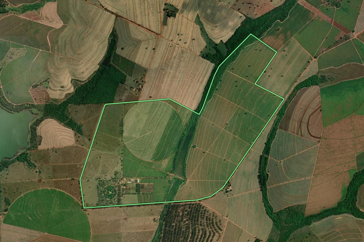 Imagem de satélite do imóvel rural em Santo Antônio do Aracanguá (SP), com o contorno declarado no CAR desenhado por cima.