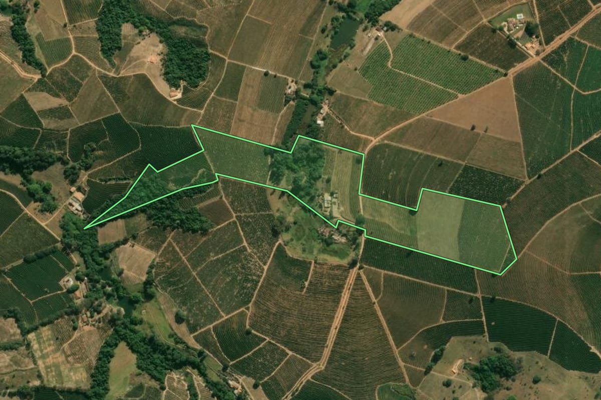 Imagem de satélite do imóvel rural em Santo Antônio do Jardim (SP), com o contorno declarado no CAR desenhado por cima.