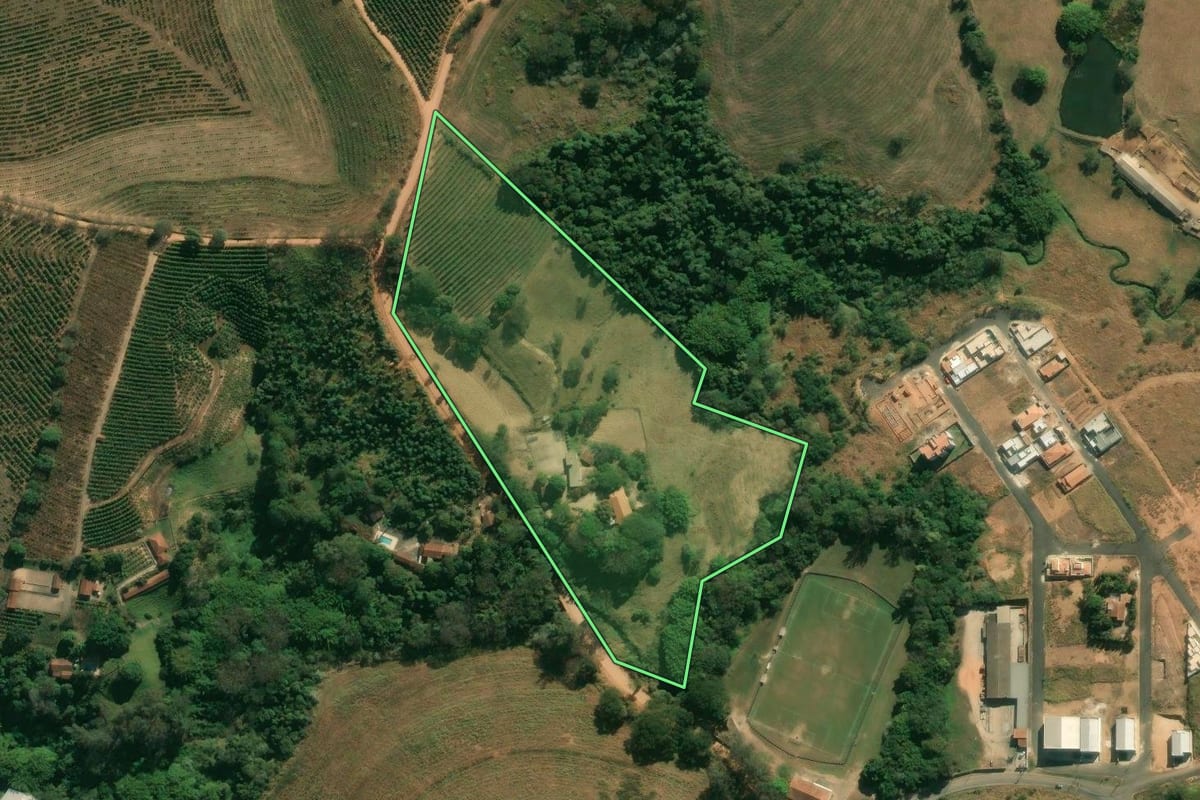Imagem de satélite do imóvel rural em Santo Antônio do Jardim (SP), com o contorno declarado no CAR desenhado por cima.