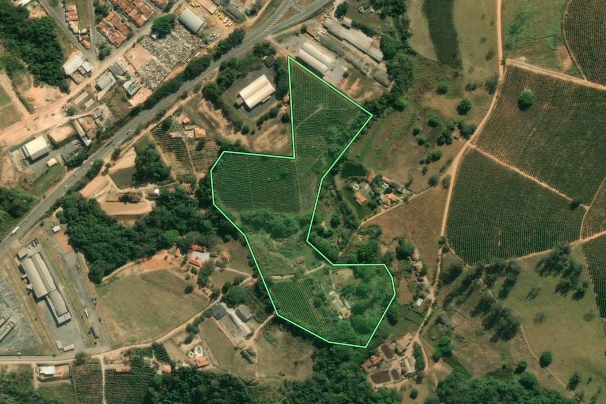 Imagem de satélite do imóvel rural em Santo Antônio do Jardim (SP), com o contorno declarado no CAR desenhado por cima.