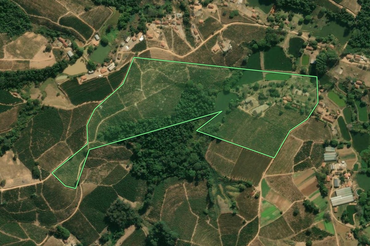 Imagem de satélite do imóvel rural em Santo Antônio do Jardim (SP), com o contorno declarado no CAR desenhado por cima.