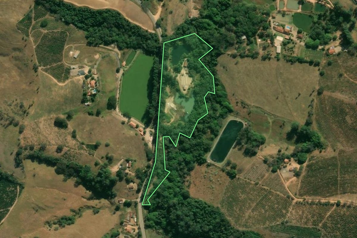 Imagem de satélite do imóvel rural em Santo Antônio do Jardim (SP), com o contorno declarado no CAR desenhado por cima.