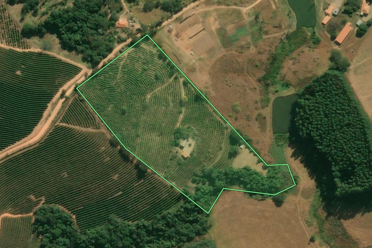 Imagem de satélite do imóvel rural em Santo Antônio do Jardim (SP), com o contorno declarado no CAR desenhado por cima.