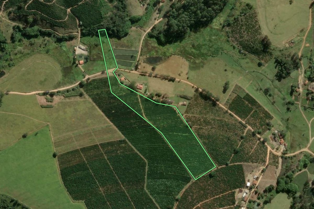 Imagem de satélite do imóvel rural em Santo Antônio do Jardim (SP), com o contorno declarado no CAR desenhado por cima.