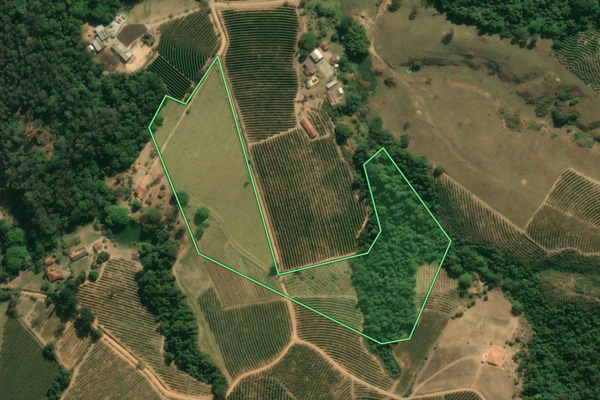 Imagem de satélite do imóvel rural em Santo Antônio do Jardim (SP), com o contorno declarado no CAR desenhado por cima.