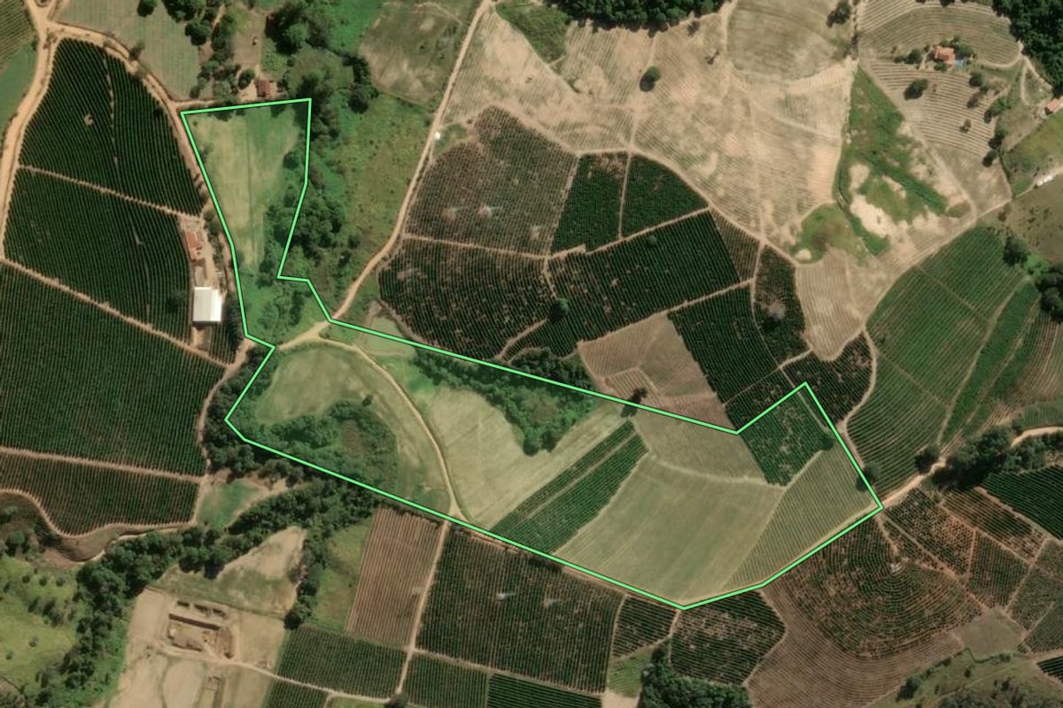 Imagem de satélite do imóvel rural em Santo Antônio do Jardim (SP), com o contorno declarado no CAR desenhado por cima.