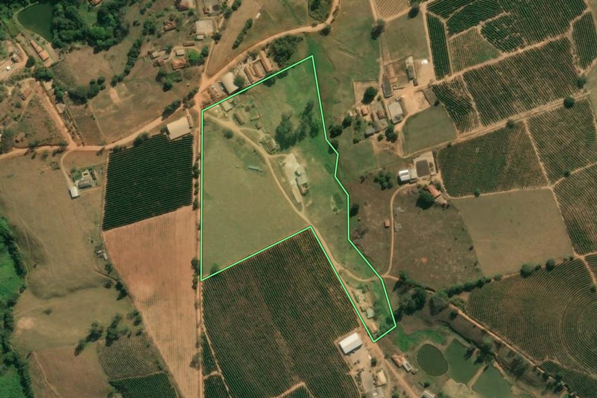 Imagem de satélite do imóvel rural em Santo Antônio do Jardim (SP), com o contorno declarado no CAR desenhado por cima.