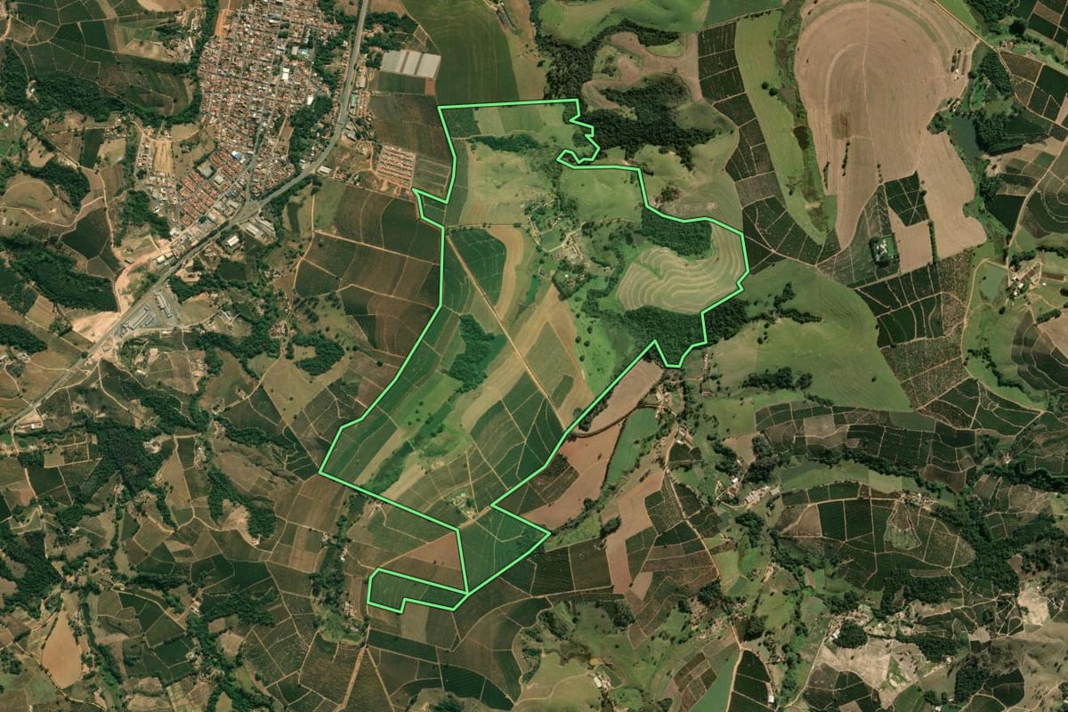 Imagem de satélite do imóvel rural em Santo Antônio do Jardim (SP), com o contorno declarado no CAR desenhado por cima.