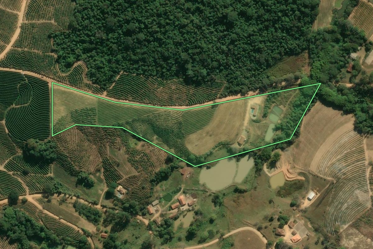 Imagem de satélite do imóvel rural em Santo Antônio do Jardim (SP), com o contorno declarado no CAR desenhado por cima.