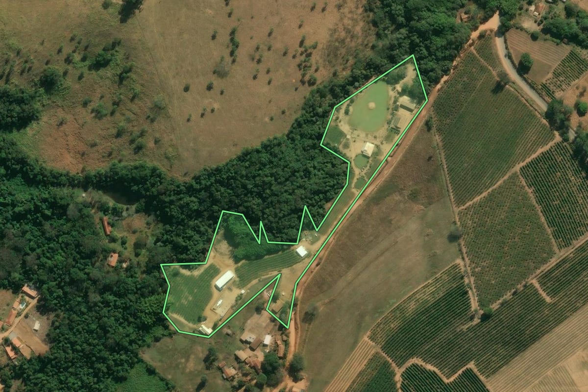 Imagem de satélite do imóvel rural em Santo Antônio do Jardim (SP), com o contorno declarado no CAR desenhado por cima.