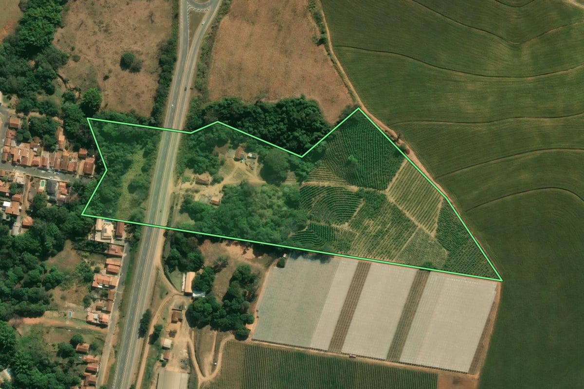 Imagem de satélite do imóvel rural em Santo Antônio do Jardim (SP), com o contorno declarado no CAR desenhado por cima.
