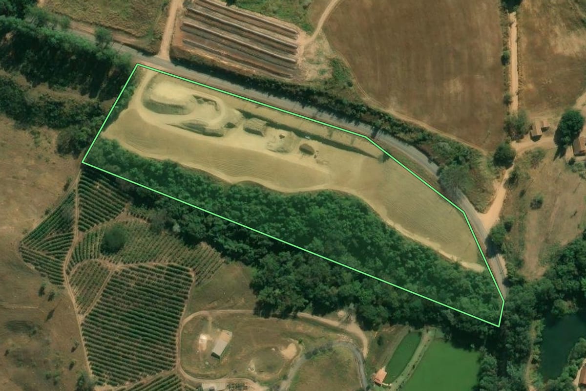 Imagem de satélite do imóvel rural em Santo Antônio do Jardim (SP), com o contorno declarado no CAR desenhado por cima.