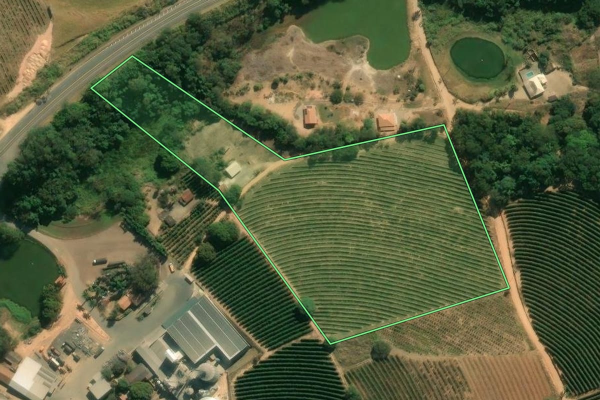 Imagem de satélite do imóvel rural em Santo Antônio do Jardim (SP), com o contorno declarado no CAR desenhado por cima.