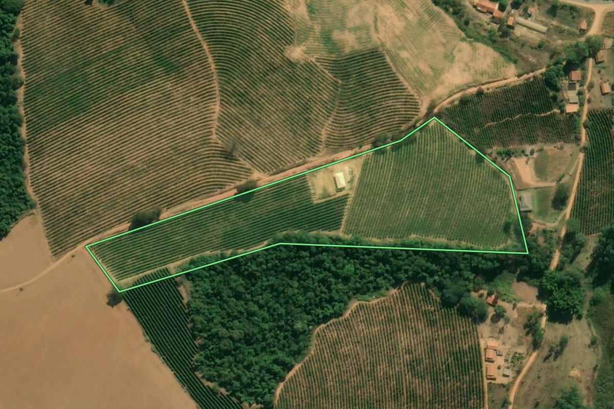 Imagem de satélite do imóvel rural em Santo Antônio do Jardim (SP), com o contorno declarado no CAR desenhado por cima.