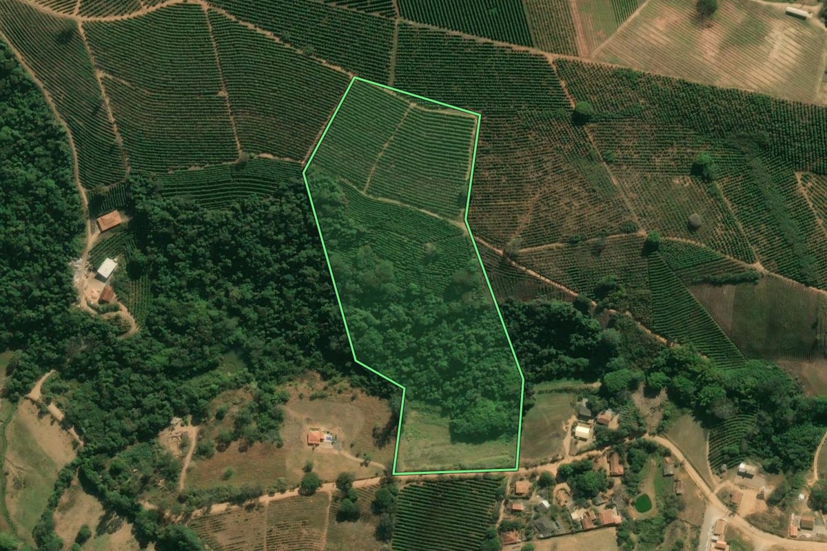 Imagem de satélite do imóvel rural em Santo Antônio do Jardim (SP), com o contorno declarado no CAR desenhado por cima.