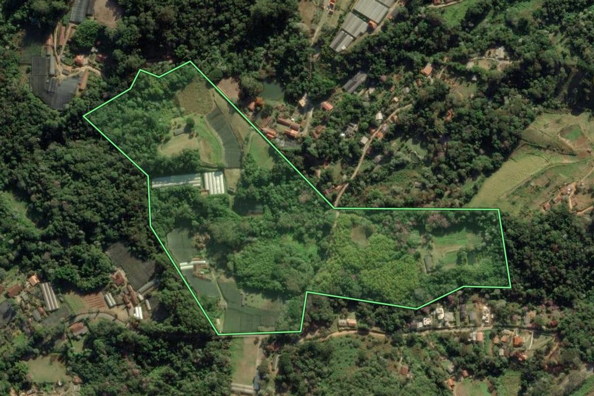 Imagem de satélite do imóvel rural em Santo Antônio do Pinhal (SP), com o contorno declarado no CAR desenhado por cima.