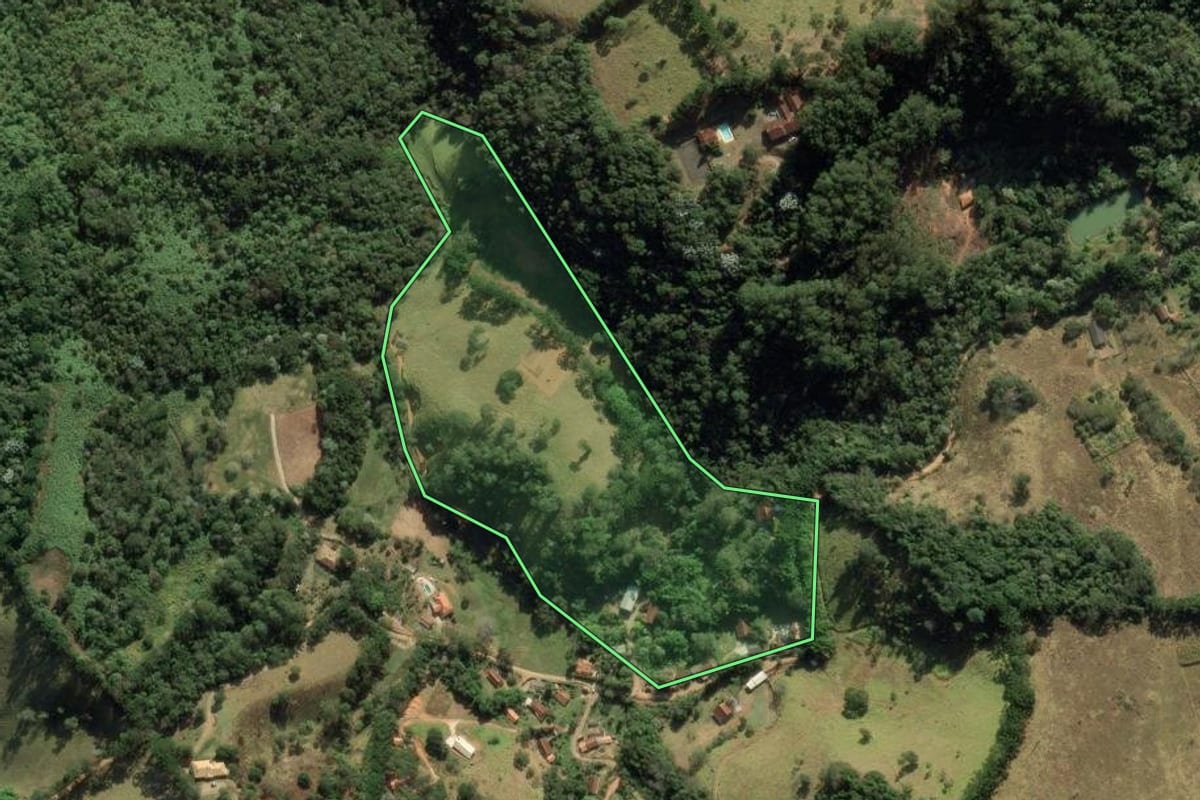 Imagem de satélite do imóvel rural em Santo Antônio do Pinhal (SP), com o contorno declarado no CAR desenhado por cima.
