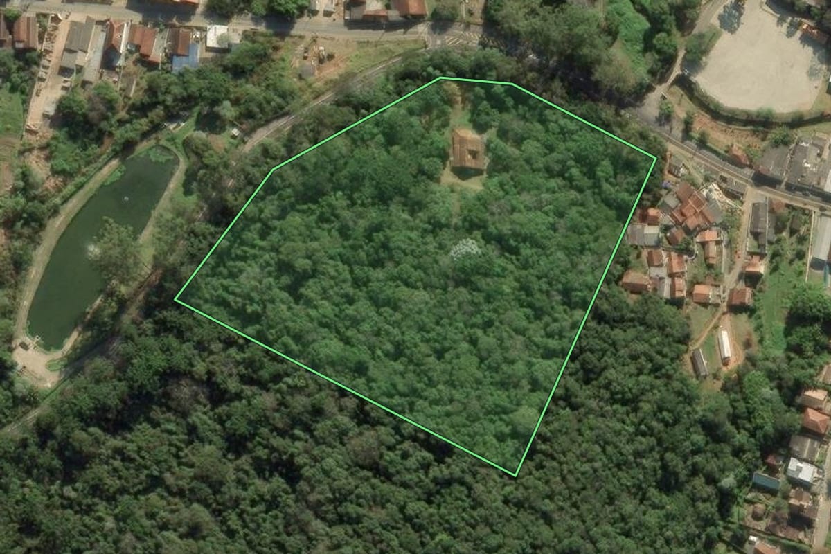 Imagem de satélite do imóvel rural em Santo Antônio do Pinhal (SP), com o contorno declarado no CAR desenhado por cima.