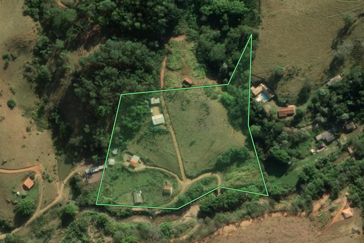 Imagem de satélite do imóvel rural em Santo Antônio do Pinhal (SP), com o contorno declarado no CAR desenhado por cima.