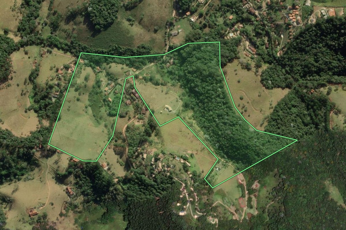 Imagem de satélite do imóvel rural em Santo Antônio do Pinhal (SP), com o contorno declarado no CAR desenhado por cima.