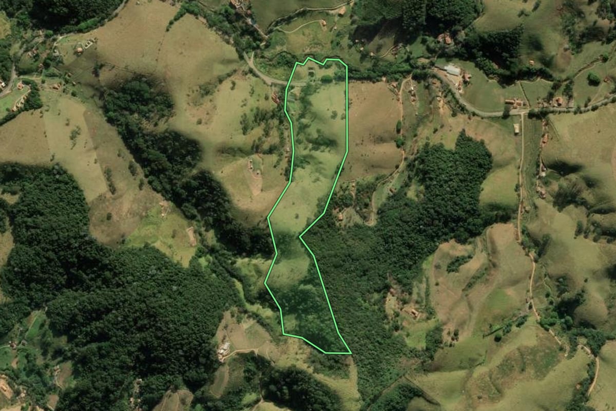 Imagem de satélite do imóvel rural em Santo Antônio do Pinhal (SP), com o contorno declarado no CAR desenhado por cima.