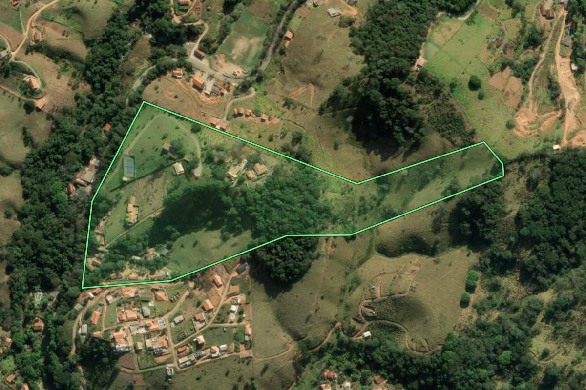 Imagem de satélite do imóvel rural em Santo Antônio do Pinhal (SP), com o contorno declarado no CAR desenhado por cima.