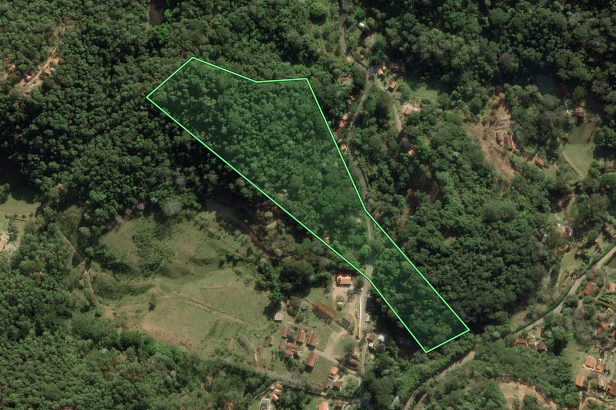 Imagem de satélite do imóvel rural em Santo Antônio do Pinhal (SP), com o contorno declarado no CAR desenhado por cima.