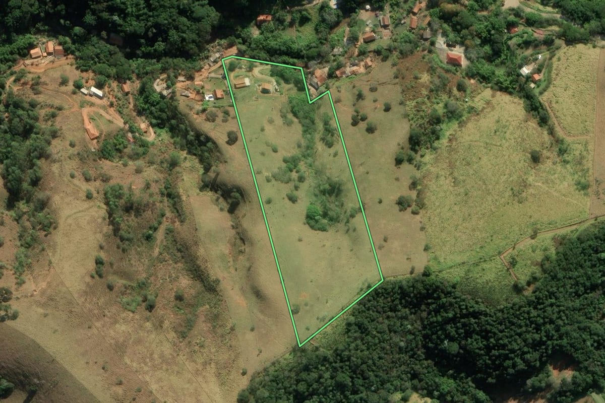 Imagem de satélite do imóvel rural em Santo Antônio do Pinhal (SP), com o contorno declarado no CAR desenhado por cima.