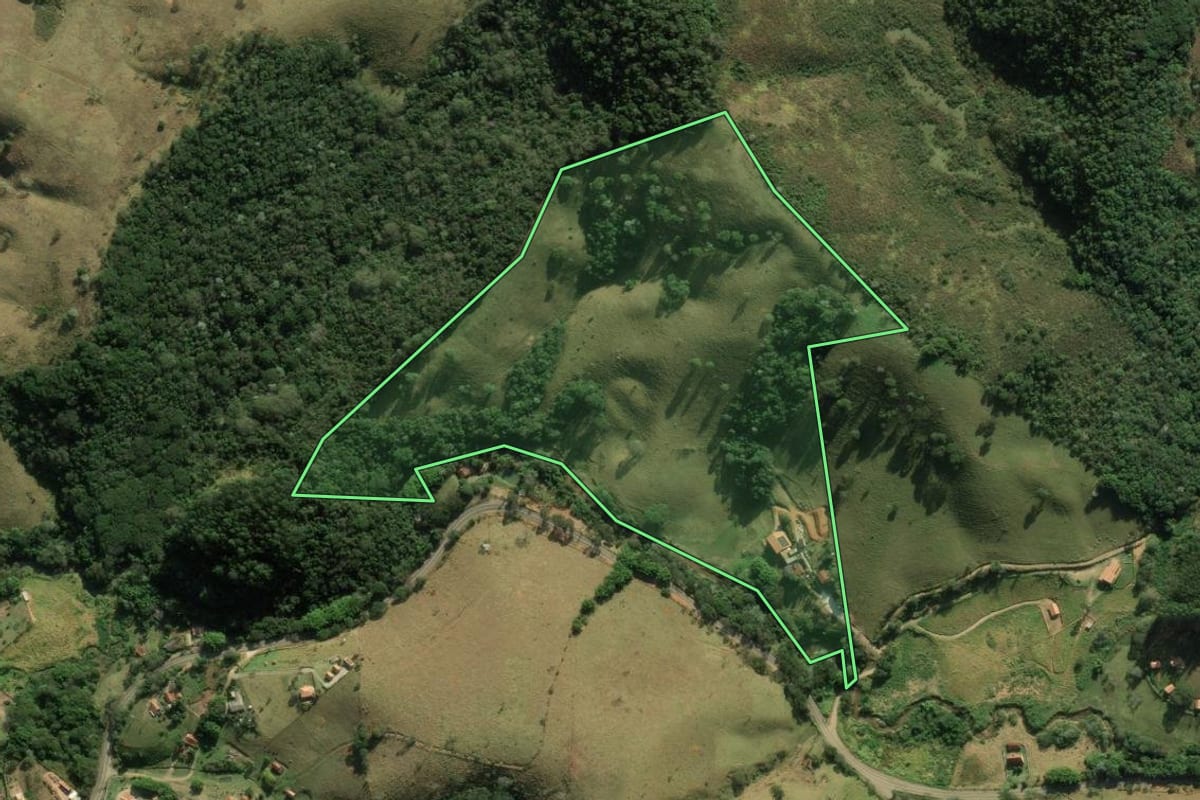 Imagem de satélite do imóvel rural em Santo Antônio do Pinhal (SP), com o contorno declarado no CAR desenhado por cima.