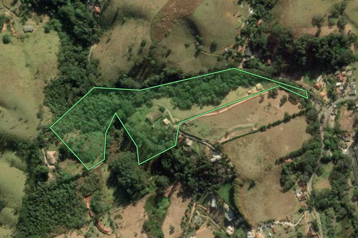 Imagem de satélite do imóvel rural em Santo Antônio do Pinhal (SP), com o contorno declarado no CAR desenhado por cima.