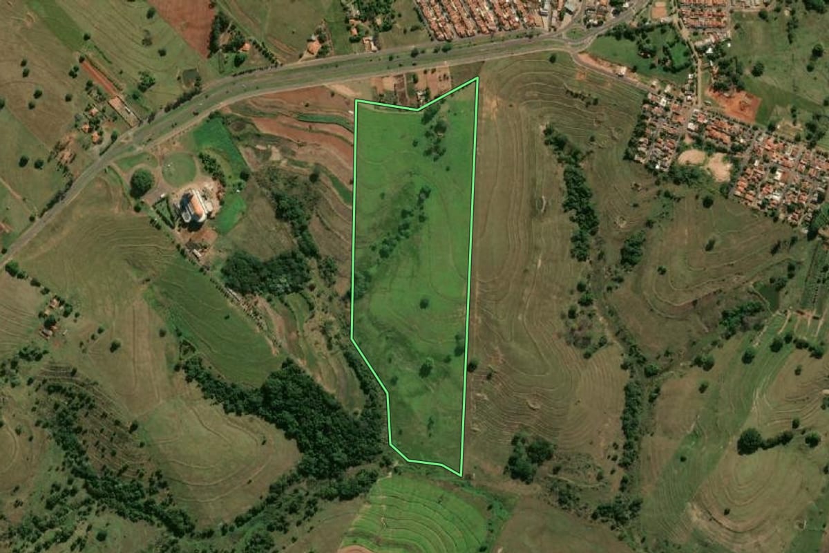 Imagem de satélite do imóvel rural em Santo Expedito (SP), com o contorno declarado no CAR desenhado por cima.