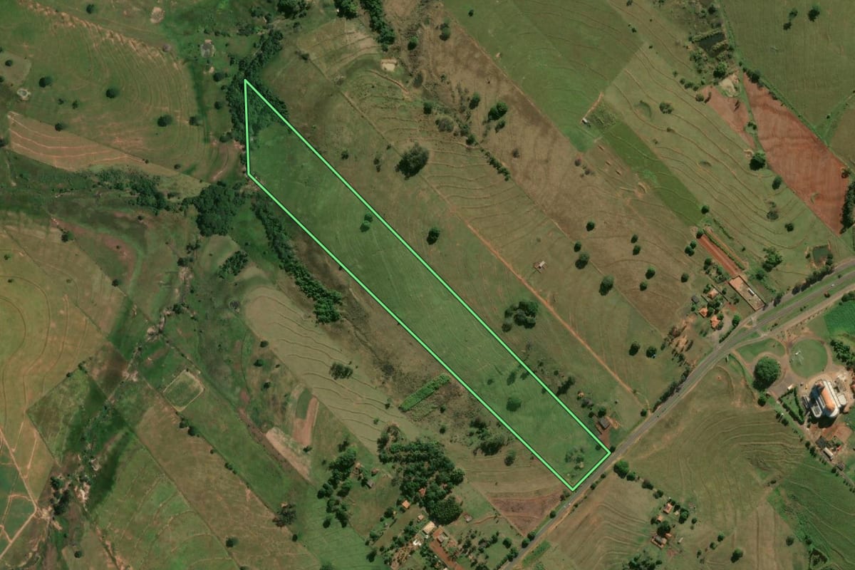 Imagem de satélite do imóvel rural em Santo Expedito (SP), com o contorno declarado no CAR desenhado por cima.