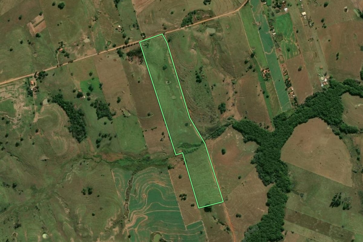 Imagem de satélite do imóvel rural em Santo Expedito (SP), com o contorno declarado no CAR desenhado por cima.