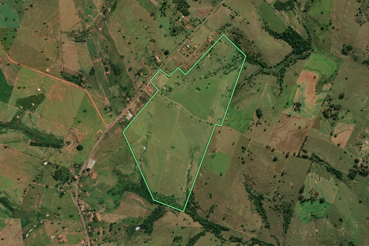 Imagem de satélite do imóvel rural em Santo Expedito (SP), com o contorno declarado no CAR desenhado por cima.