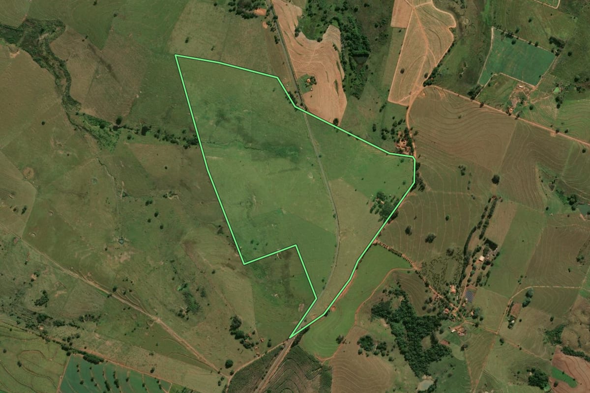 Imagem de satélite do imóvel rural em Santo Expedito (SP), com o contorno declarado no CAR desenhado por cima.